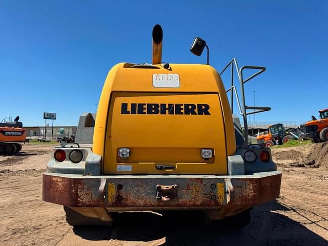 Image of Liebherr L586 equipment image 3