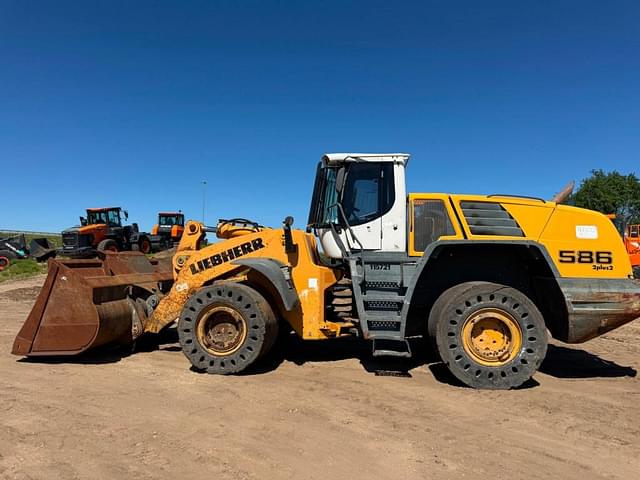 Image of Liebherr L586 equipment image 1