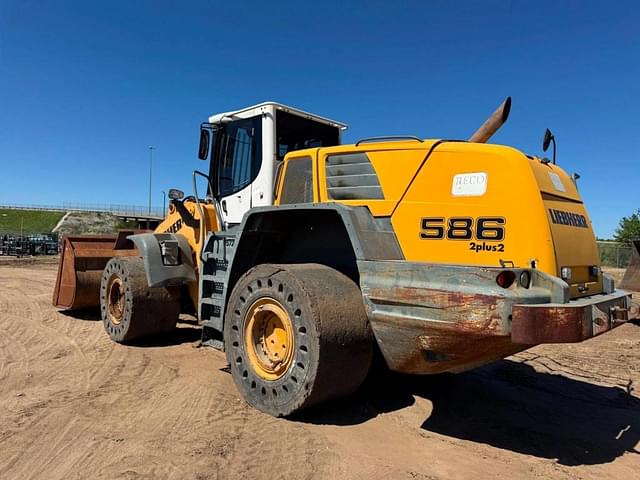 Image of Liebherr L586 equipment image 2