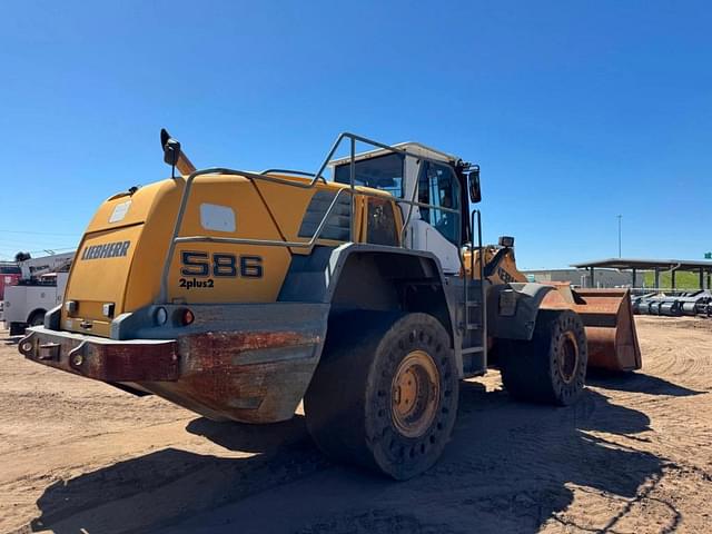 Image of Liebherr L586 equipment image 4