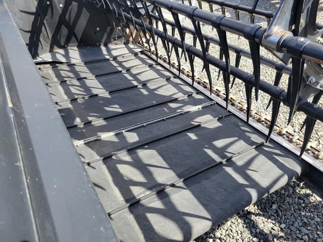 Image of MacDon D60-D equipment image 4