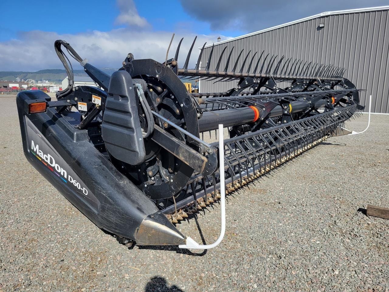 2011 MacDon D60-D Equipment Image0