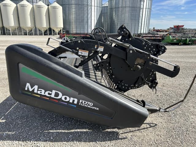 Image of MacDon FD70 equipment image 3