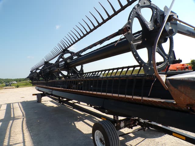 Image of MacDon FD70 equipment image 4