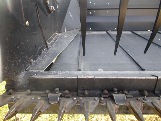 Image of MacDon FD70 equipment image 4