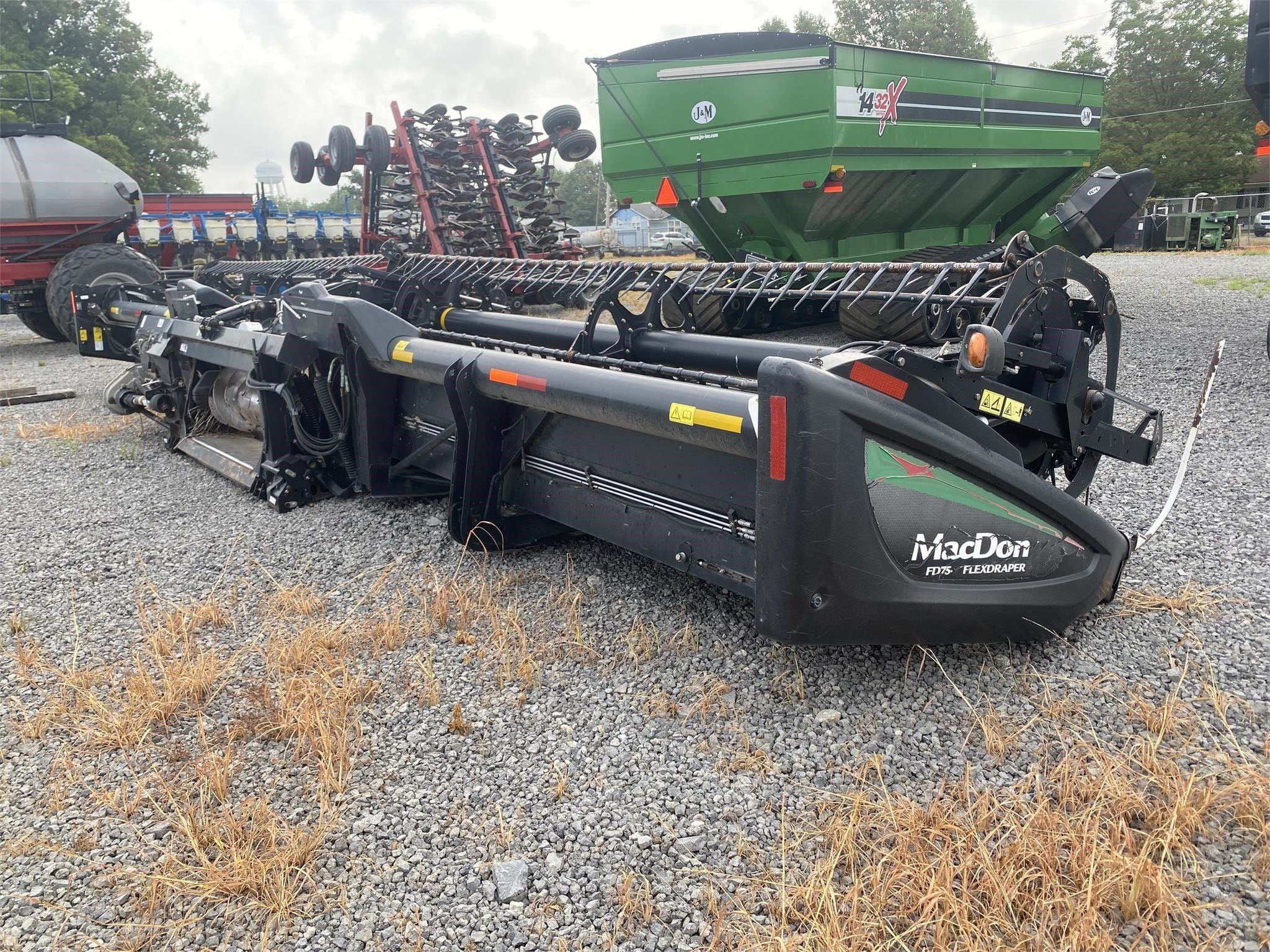 2011 MacDon FD75 Equipment Image0