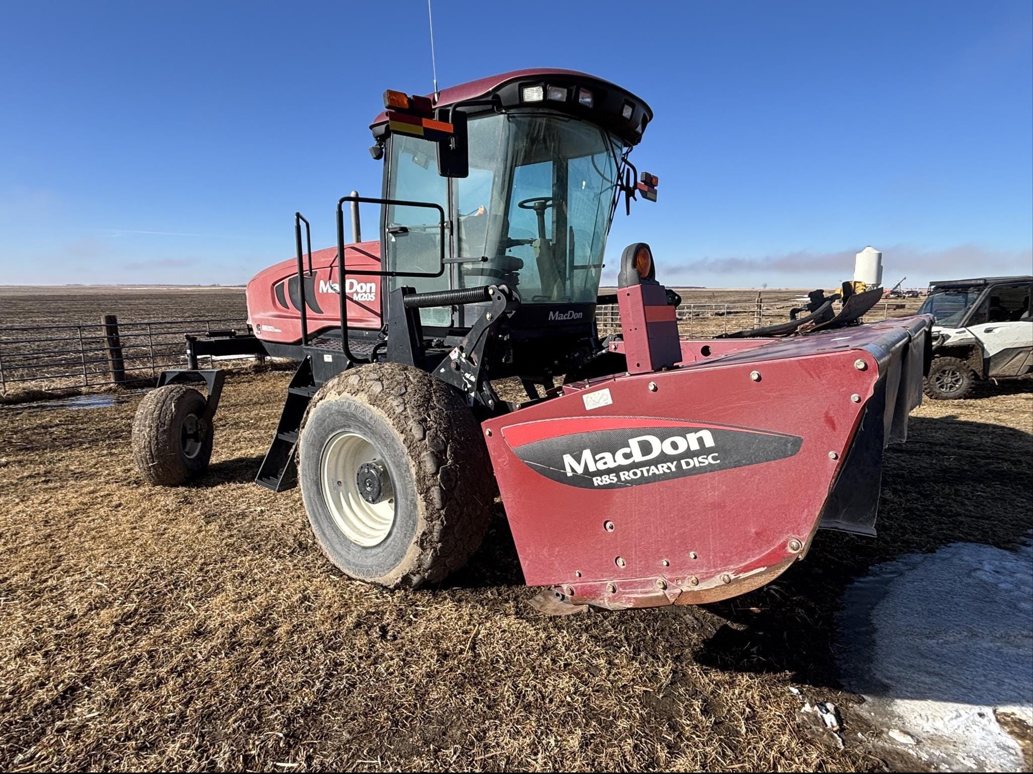 2011 MacDon M205 Equipment Image0