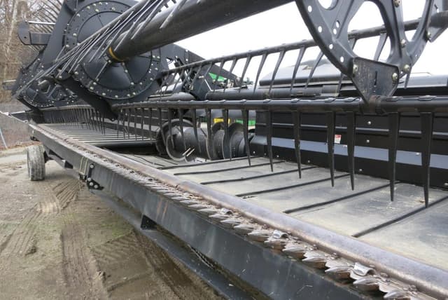 Image of MacDon FD70 equipment image 3