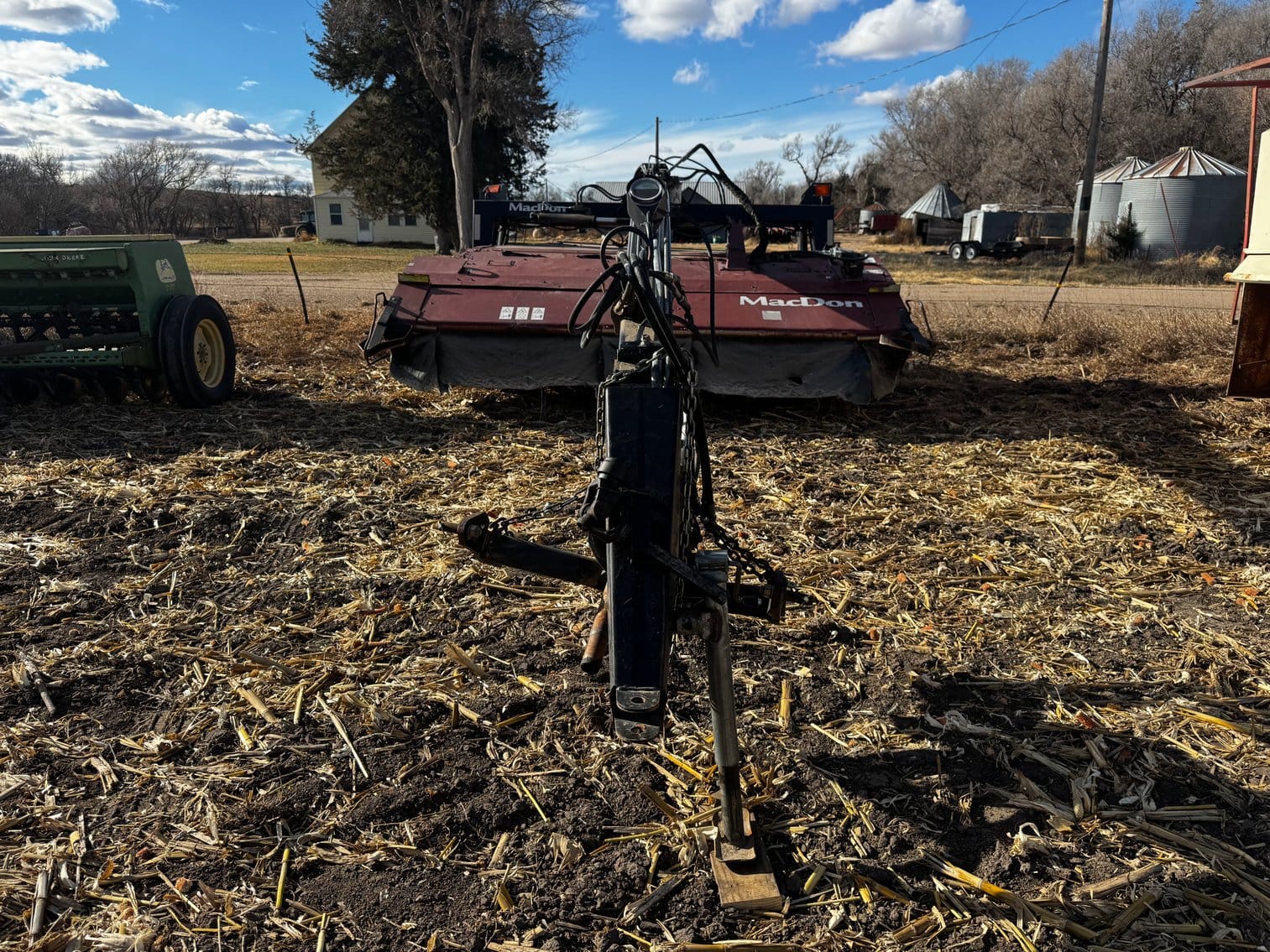 2011 MacDon R85 Equipment Image0