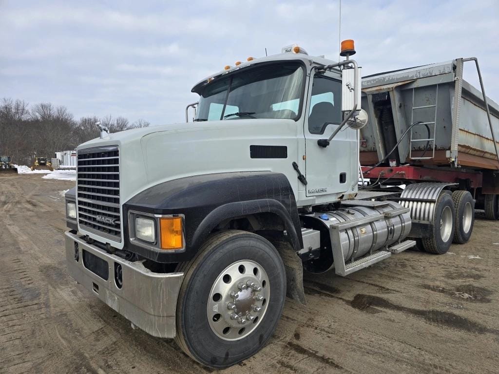 2011 Mack CH613 Equipment Image0