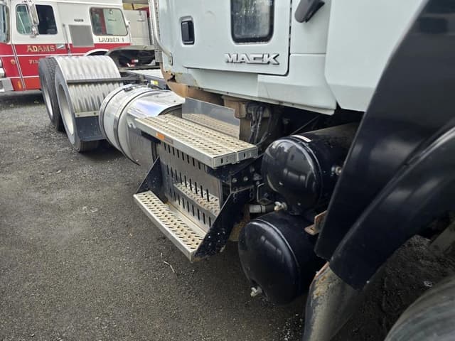 Image of Mack CHU613 equipment image 4