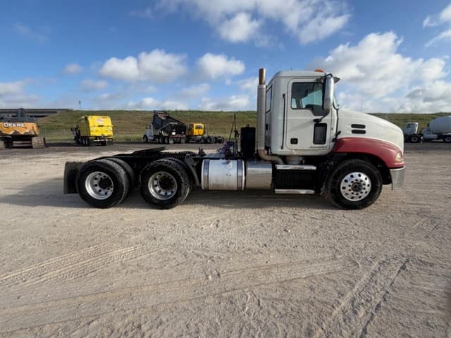 Image of Mack CXU613 equipment image 3