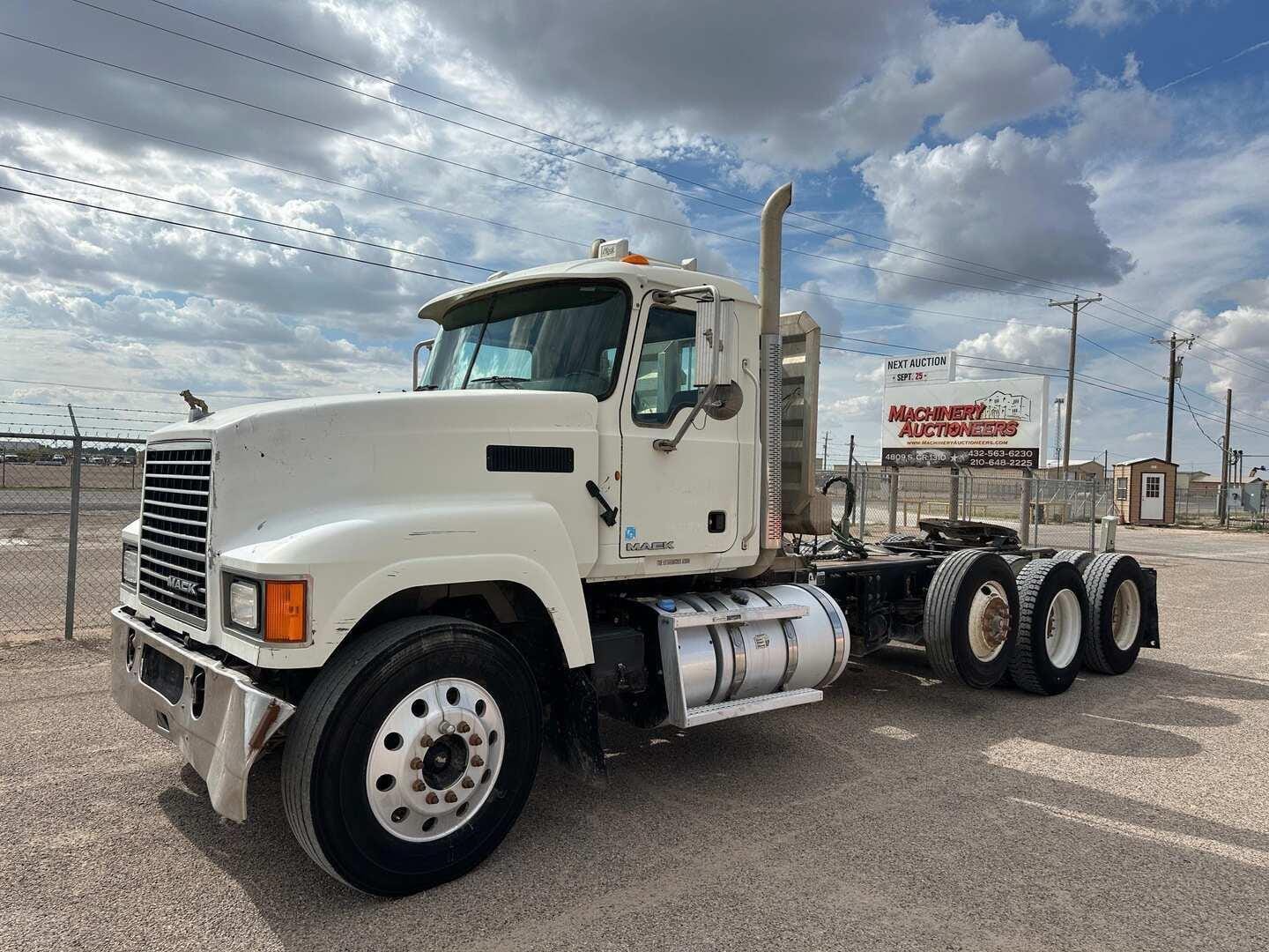 2011 Mack Pinnacle CHU613 Equipment Image0