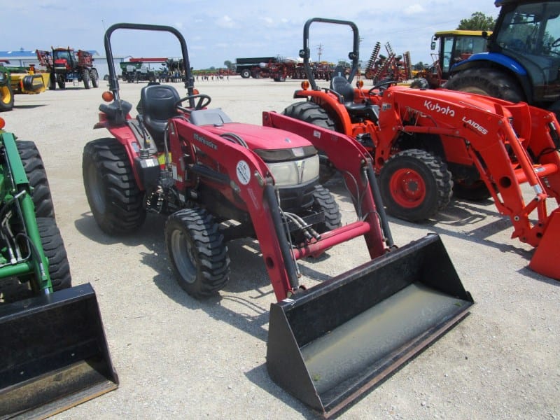 2011 Mahindra 3016 Equipment Image0