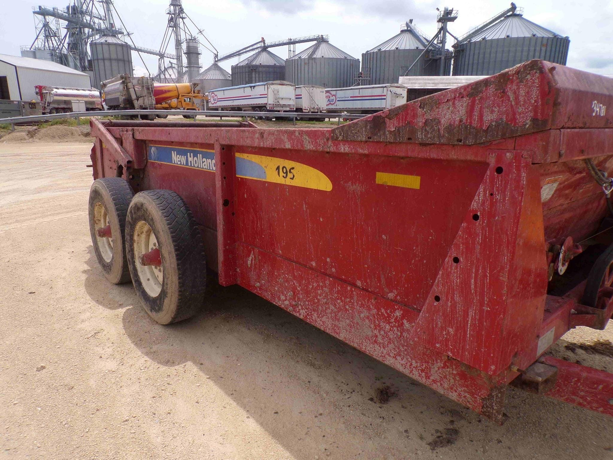 2011 New Holland 195 Equipment Image0