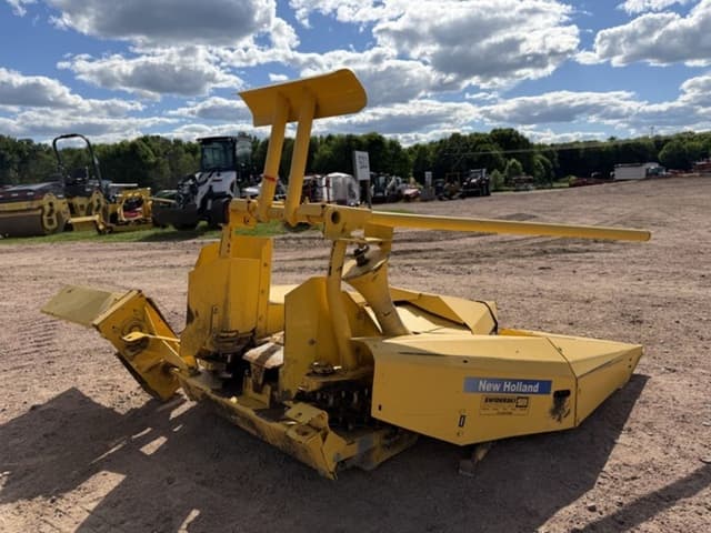 Image of New Holland 824 equipment image 4