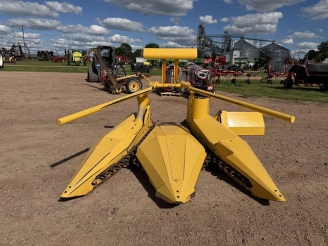 Image of New Holland 824 equipment image 1