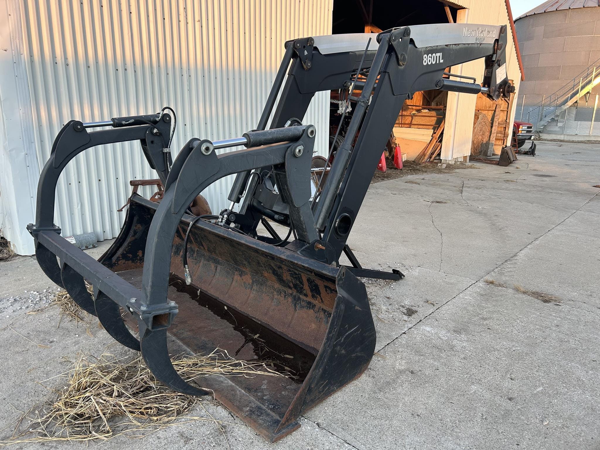 2011 New Holland 860TL Equipment Image0