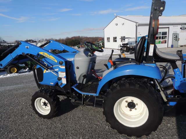 Image of New Holland Boomer 25 equipment image 1