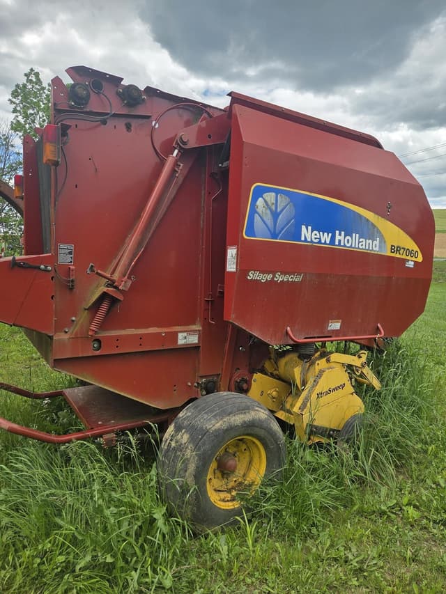 Image of New Holland BR7060 equipment image 4