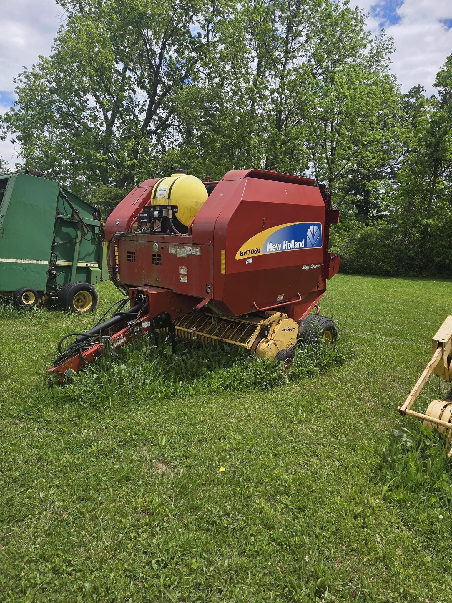 2011 New Holland BR7060 Equipment Image0