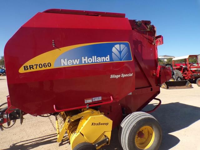 Image of New Holland BR7060 equipment image 3