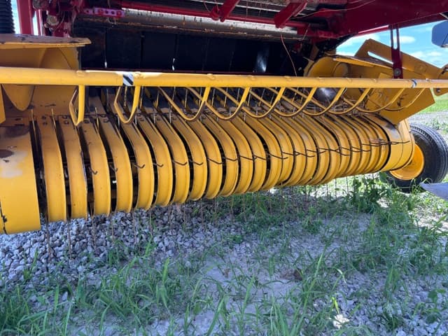 Image of New Holland BR7070 equipment image 4