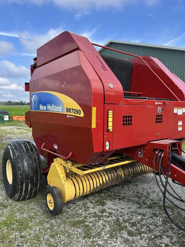 Image of New Holland BR7090 equipment image 1