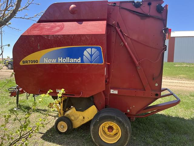 Image of New Holland BR7090 equipment image 4