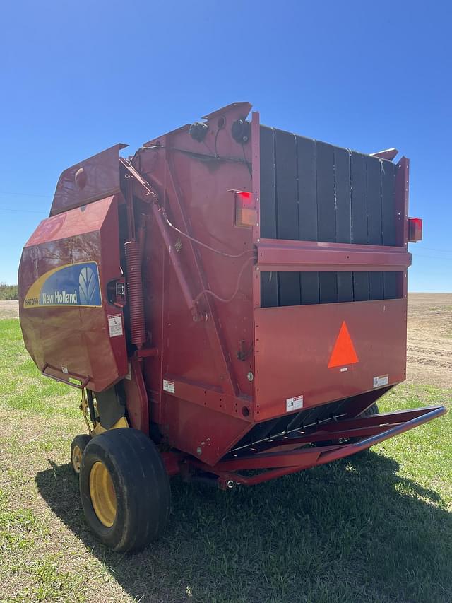 Image of New Holland BR7090 equipment image 2