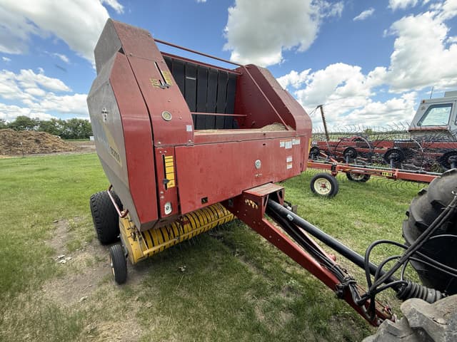 Image of New Holland BR7090 equipment image 4