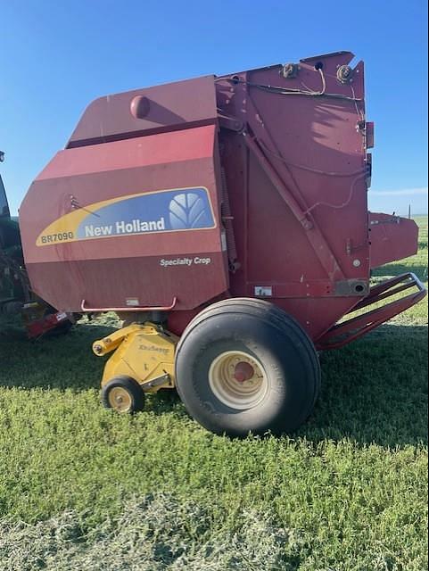 Image of New Holland BR7090 equipment image 2