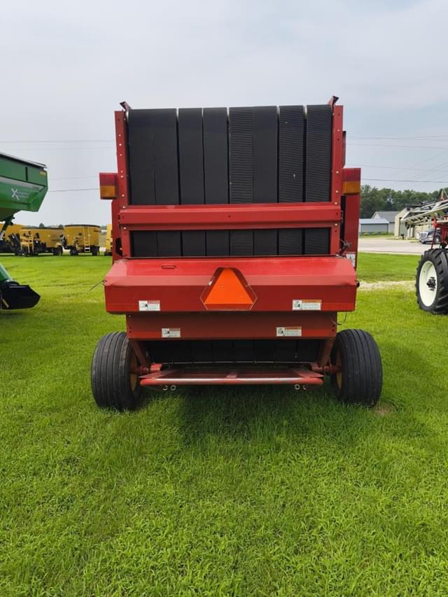 Image of New Holland BR7090 equipment image 2