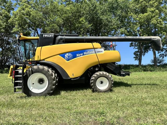 Image of New Holland CR9040 equipment image 1