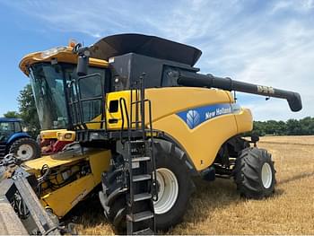 2011 New Holland CR9070 Equipment Image0