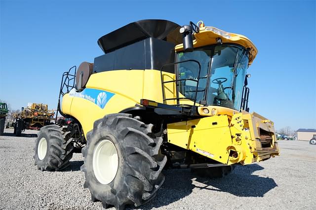 Image of New Holland CR9070 equipment image 2