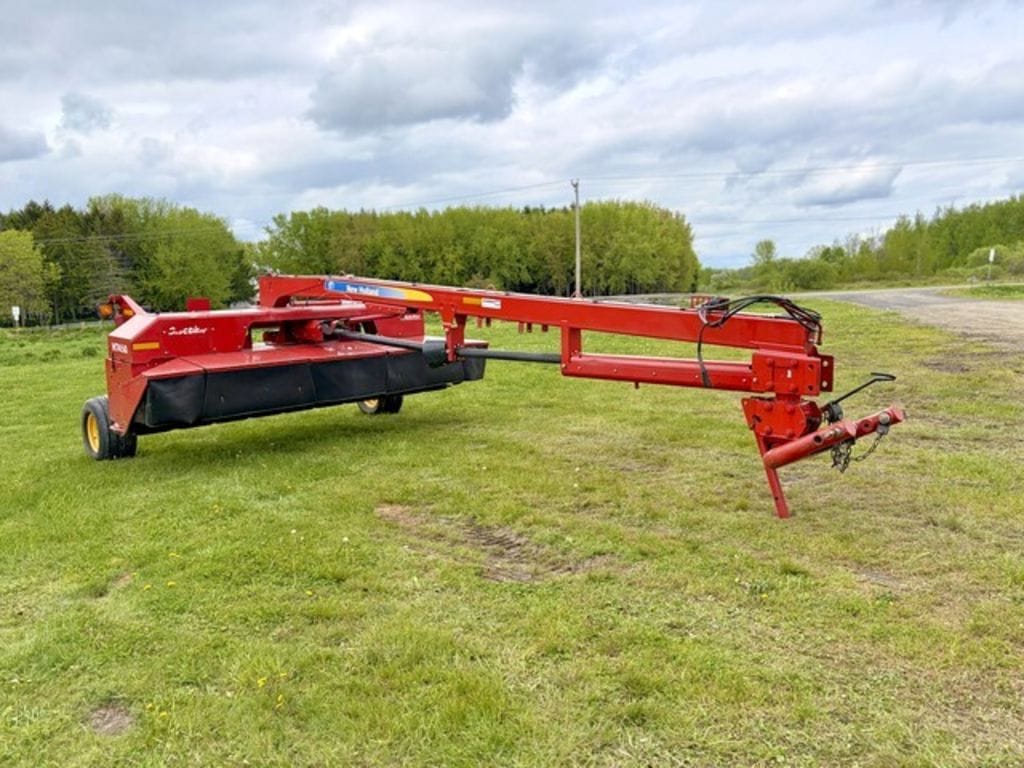2011 New Holland H7450 Equipment Image0