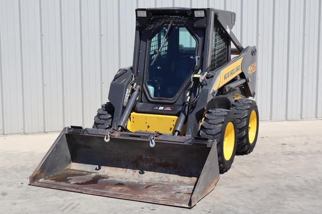 Image of New Holland L175 equipment image 2