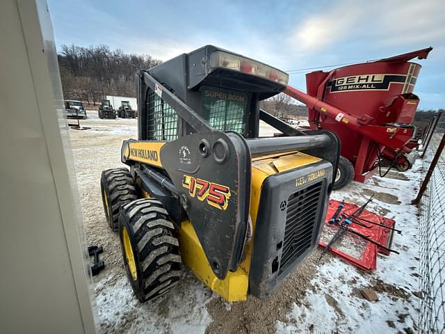 Image of New Holland L175 equipment image 2