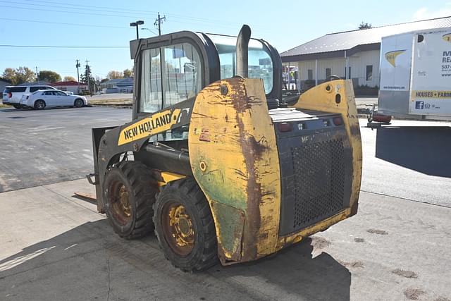 Image of New Holland L215 equipment image 4