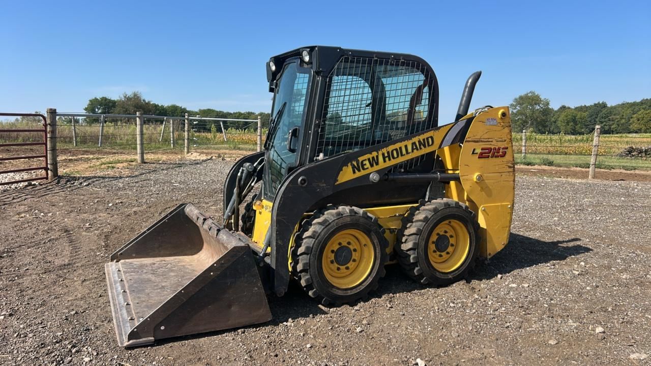 2011 New Holland L215 Equipment Image0