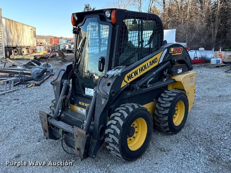 2011 New Holland L218 Equipment Image0