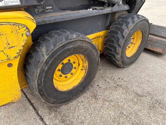 Image of New Holland L218 equipment image 4