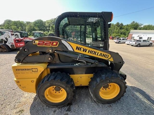 Image of New Holland L220 equipment image 4