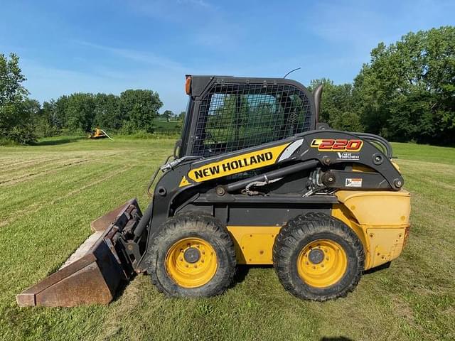 Image of New Holland L220 equipment image 1