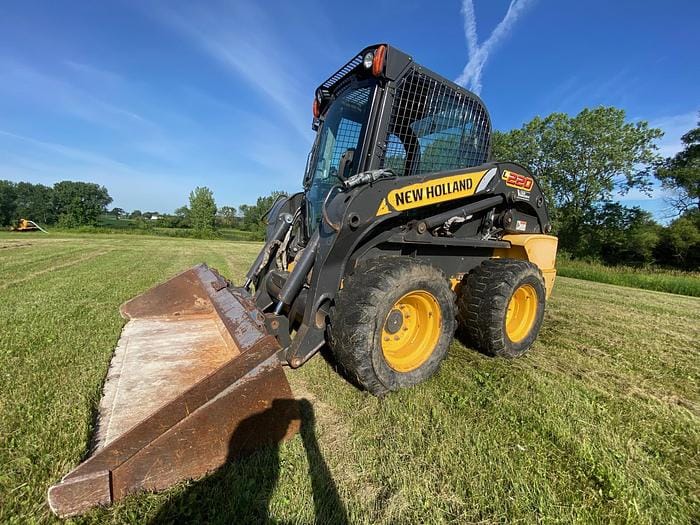 2011 New Holland L220 Equipment Image0