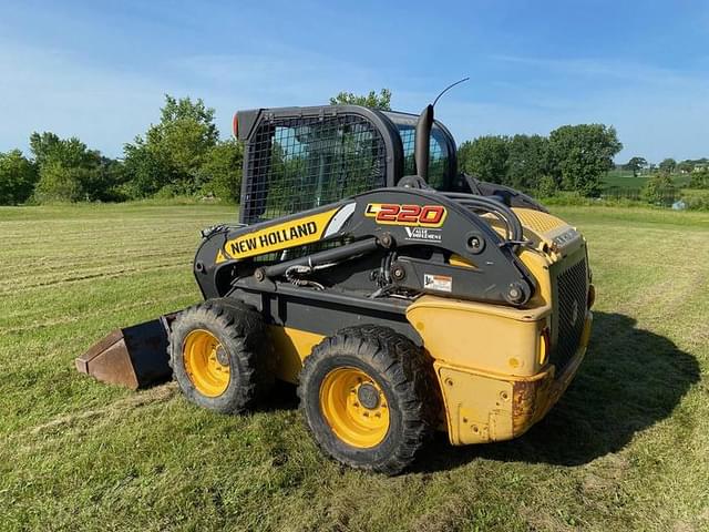 Image of New Holland L220 equipment image 2