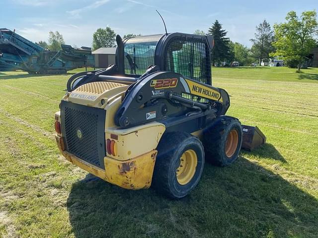 Image of New Holland L220 equipment image 4