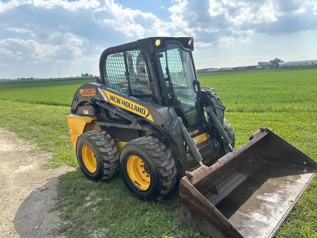 Image of New Holland L220 equipment image 4