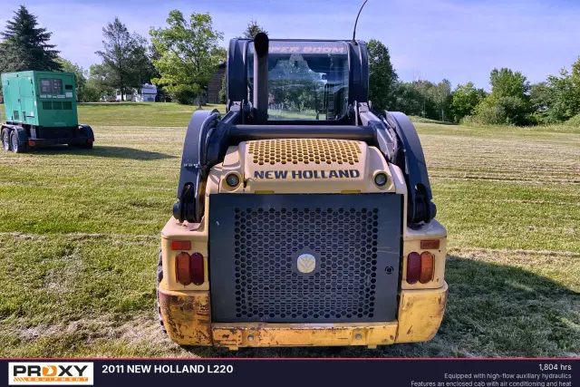 Image of New Holland L220 equipment image 3